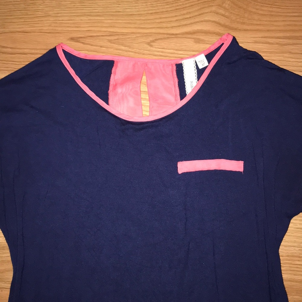 🧚🏼‍♀️Navy Keyhole Back Blouse🧚🏼‍♀️ - Picture 3 of 6